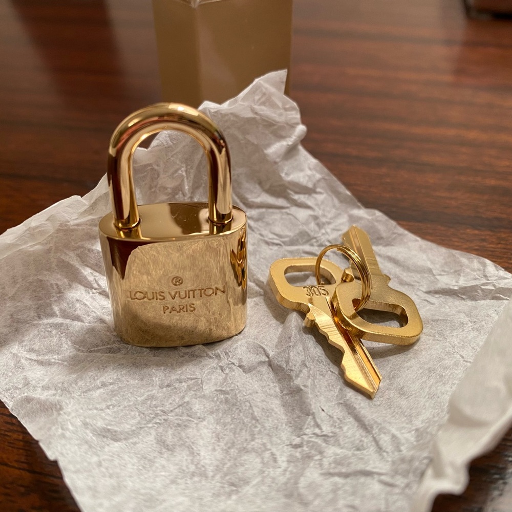 Louis Vuitton Shiny Gold Lock and Key Set - Picture 3 of 4